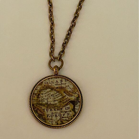 NWOT gold toned compass long necklace.‎ - Picture 1 of 5